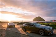 ゲストを乗せたレクサスの車列と、浅虫の海を照らす夕日