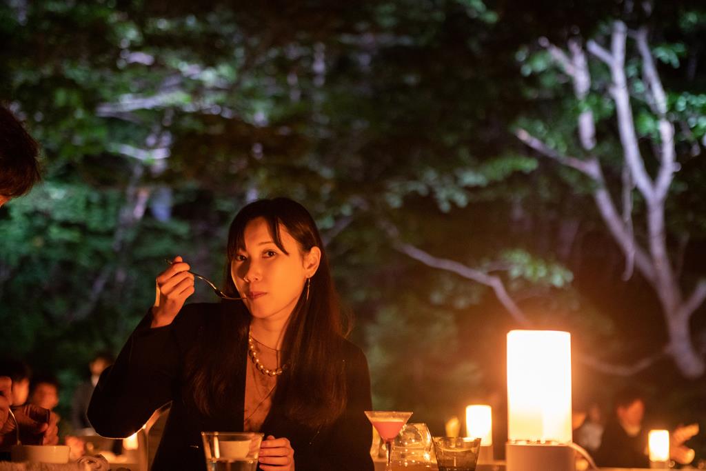 目黒浩太郎シェフの魚介フレンチを堪能する参加者