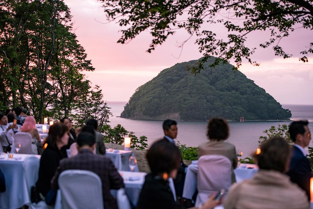陸奥護国寺のディナー会場から眺める湯ノ島