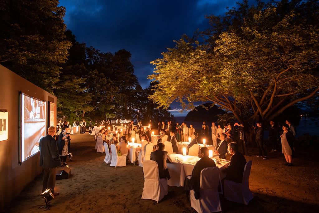 ゲストとして招かれた棟方志功の孫・石井頼子さんの話に聞き入るゲストたち