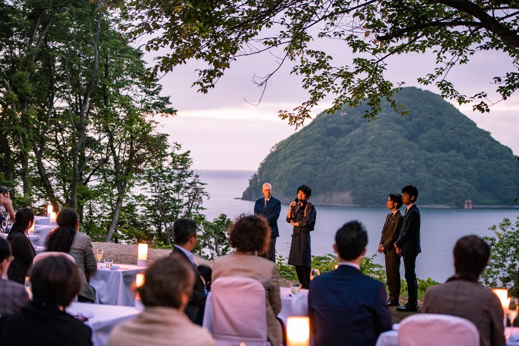 19時。ディナーの直前に挨拶する目黒浩太郎シェフ