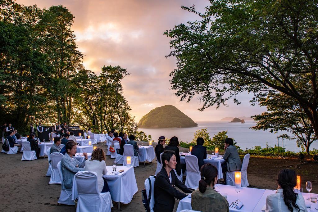 ディナー会場からの眺め。棟方志功の観光ポスターの構図そのままの風景が広がる