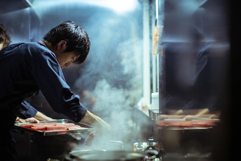 マグロをグリエする目黒浩太郎シェフ