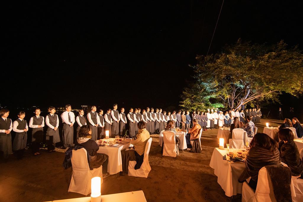 晩餐後に整列したスタッフたち。目黒シェフの最初の言葉は、彼を支えたスタッフへの感謝の気持ちだった