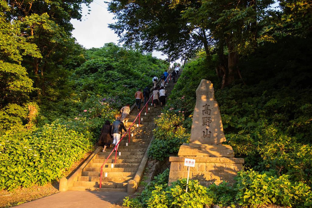 門の奥に続く階段を上る参加者たち。この先、さらに坂道が続く