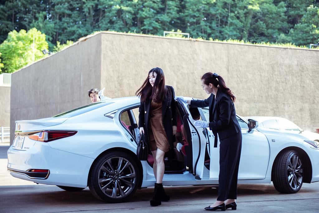 レクサスによる送迎で青森県立美術館に到着した参加者