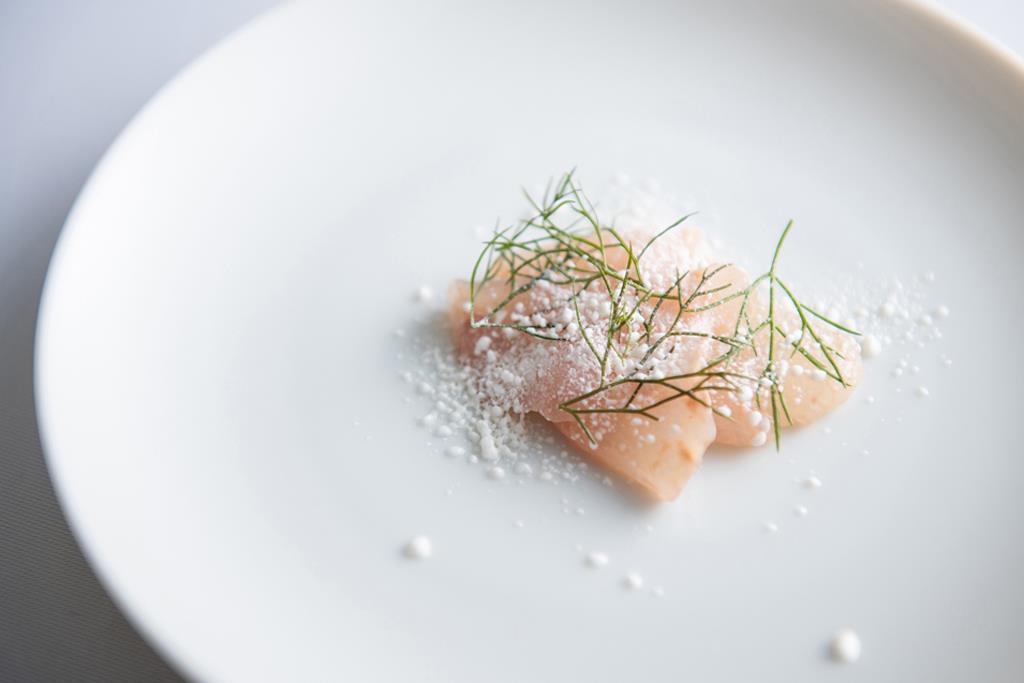 ラベンダーのアイスパウダーを振りかけたカワハギ