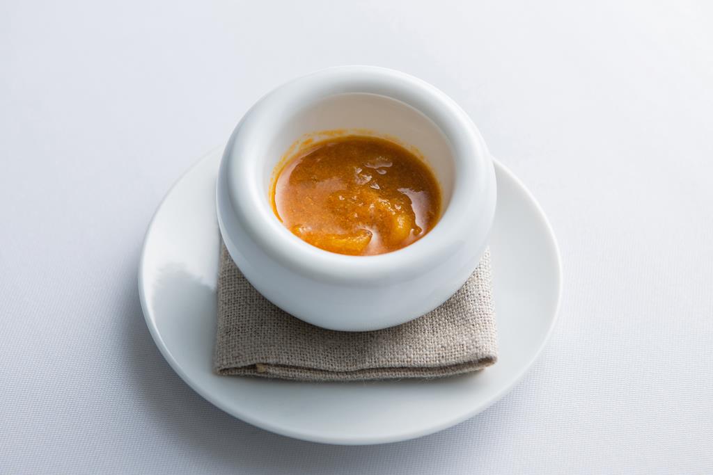 ワタリガニのビスク。中にスープを吸わせた「かやき煎餅」が入っている