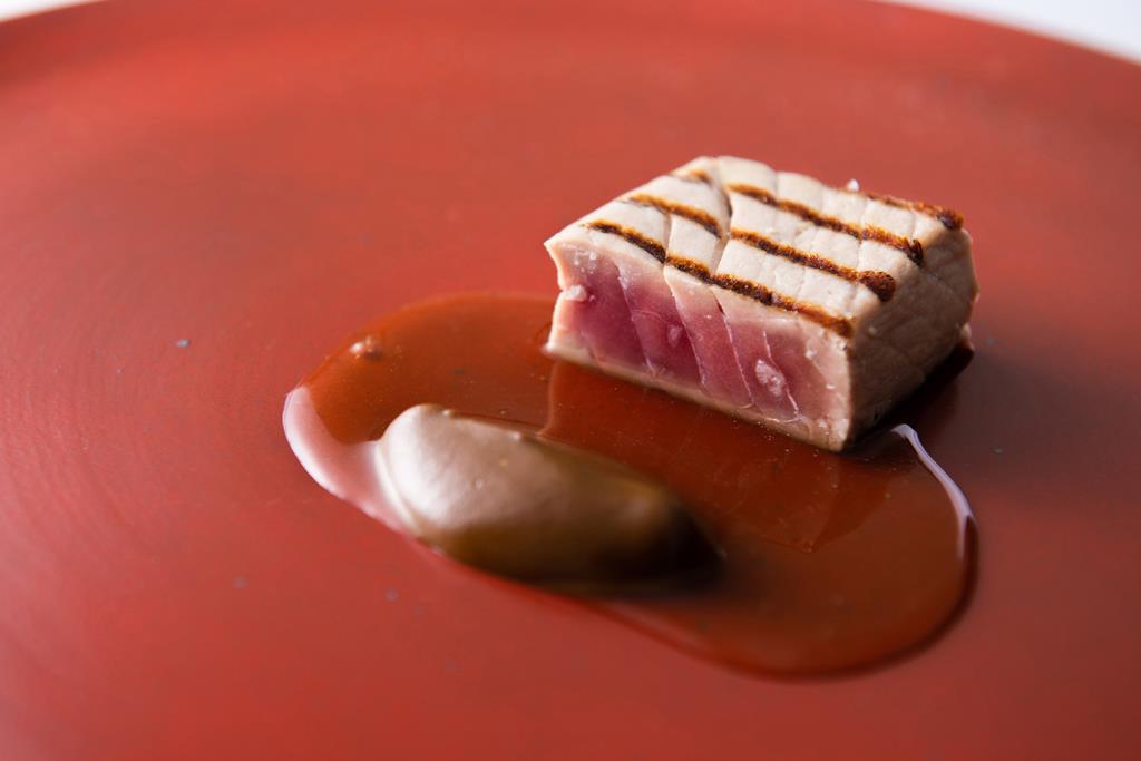 マグロの中トロは表面をグリエしている。黒ニンニクとキャラメリゼした玉ねぎから作ったペーストを絡めて召し上がれ