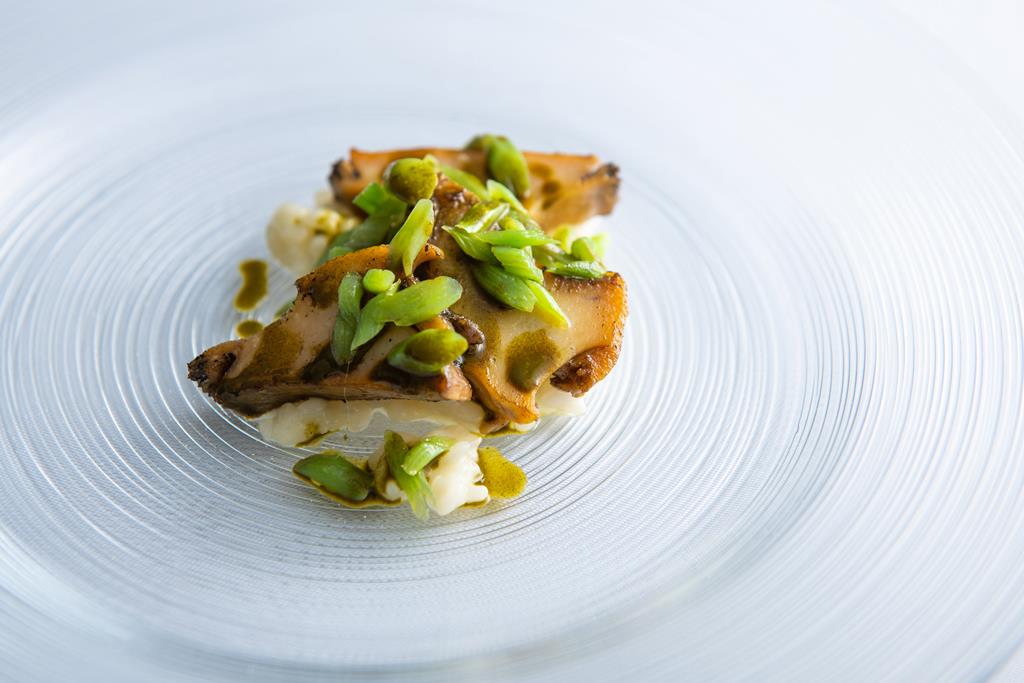 アワビのリゾット。肝と焦がしバターを合わせた濃厚ソースが風味を引き立てる