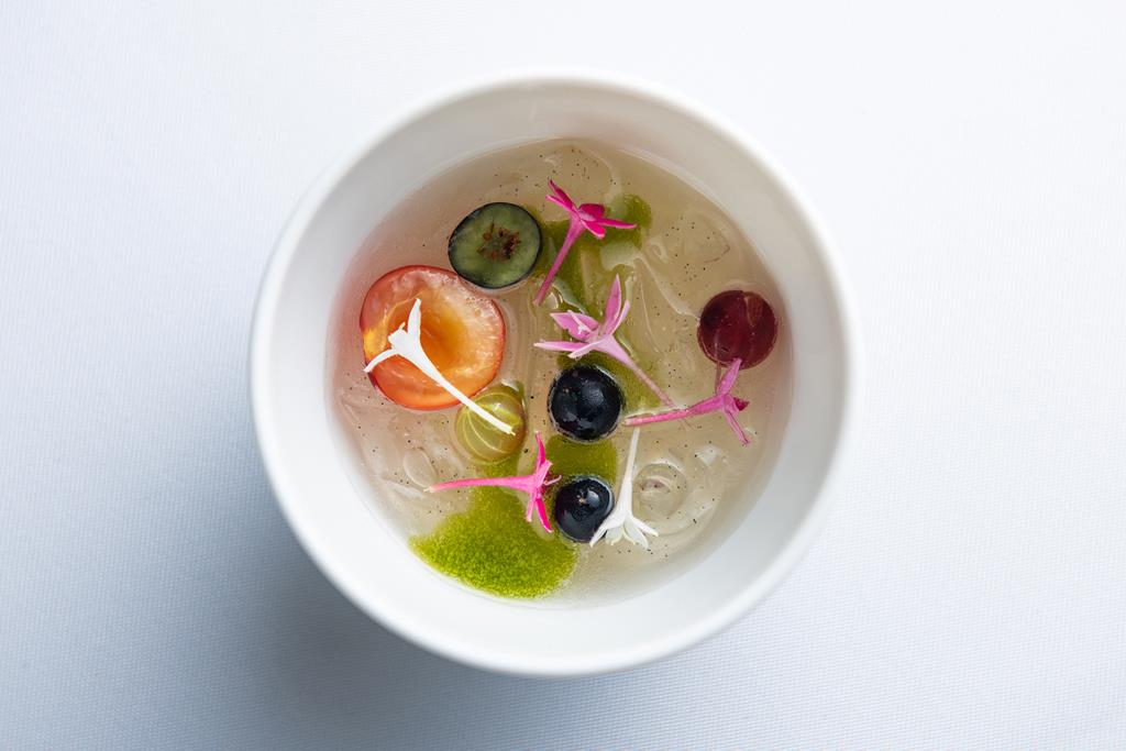 デザートのくずきり。アガーという海藻由来の素で固めている