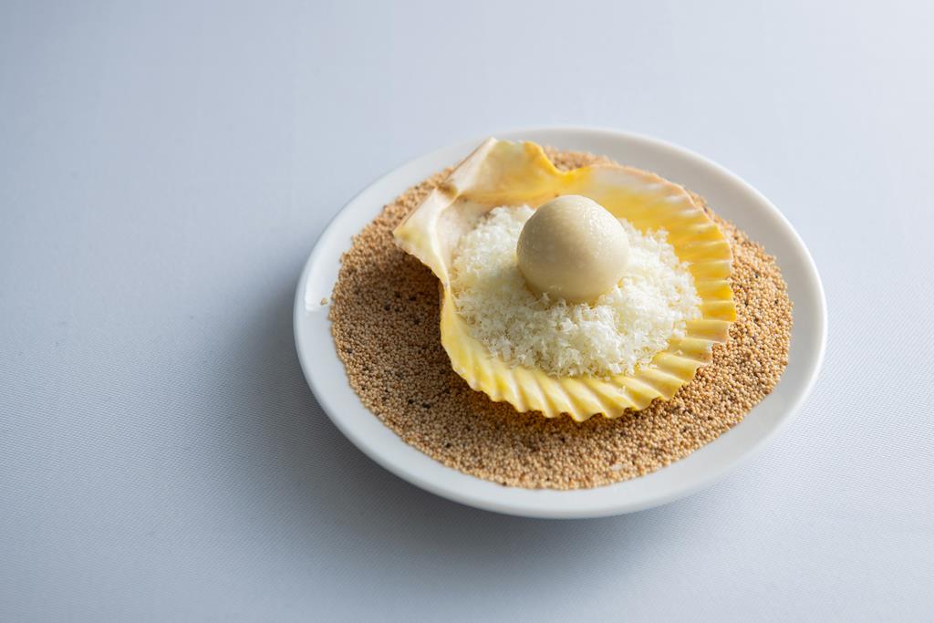 真珠をイメージしたホワイトチョコレート。中にリンゴのドライフルーツが入っている