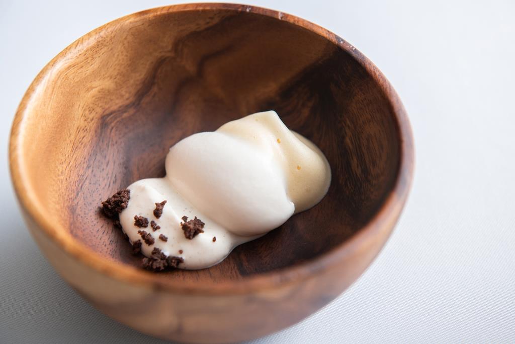 リンゴのアイス。胡桃のホイップとシードルのソースを添えている