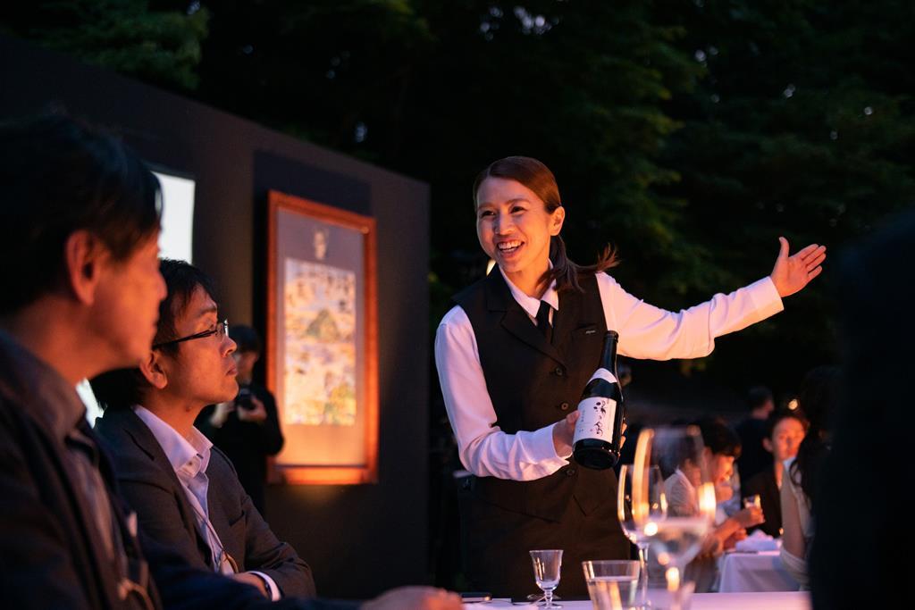 数々の料理やドリンクを完ぺきなタイミングで提供したスタッフたち。豊富な知識と最高の笑顔でゲストをもてなした