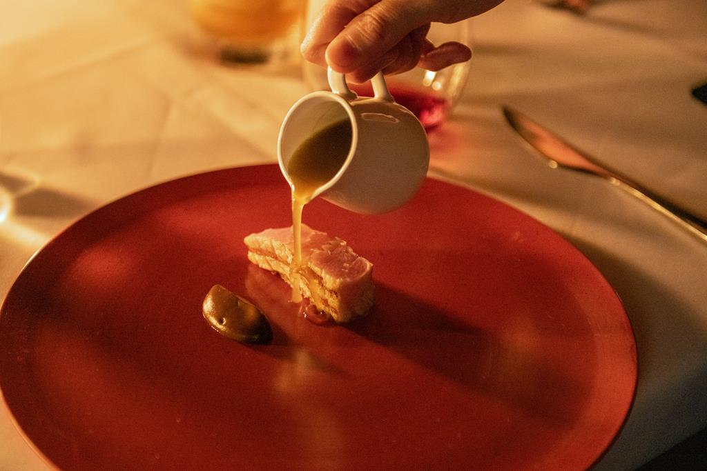 マグロの中トロは表面をグリエしている。黒ニンニクとキャラメリゼした玉ねぎから作ったペーストを絡めて召し上がれ