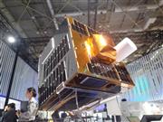 川崎重工が２０２０年度内に打ち上げを目指す宇宙ごみ除去実証用の人工衛星の模型