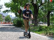 電動キックボードの試乗体験をする市民＝広島県福山市