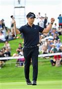 ２戦連続優勝を決め、ガッツポーズする石川遼＝２５日、ザ・ノースカントリーＧＣ