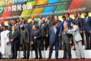第７回アフリカ開発会議（ＴＩＣＡＤ７）で記念撮影に臨む（前列右から）麻生太郎副総理兼財務相、国連のグレーテス事務総長、安倍晋三首相ら＝２８日午後、横浜市（宮崎瑞穂撮影）