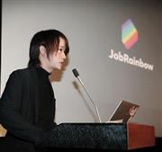 ＬＧＢＴの立場からの社会貢献が評価され、フランス大使館でスピーチする星賢人さん（昨年１１月、本人提供）＝東京都港区