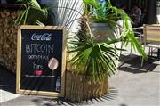 スイス・ツークのカフェには、「ビットコイン使えます」の看板が（三井美奈撮影）