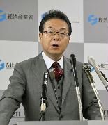 閣議後、記者会見する世耕経産相＝３日午前、経産省