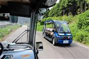 実証実験ですれ違う自動運転のカート＝８月、福井県永平寺町