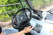 自動運転のカートはハンドルも自動に動いていた＝８月、福井県永平寺町