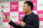 楽天の携帯事業記者発表会で、独自開発のスマートフォンを発表する三木谷浩史会長兼社長＝６日、東京都世田谷区（早坂洋祐撮影）　　