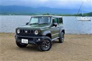 新型のジムニーシエラ。アウトドアで様になるのはもちろん、銀座や丸の内のオフィス街でもたくさんの視線を集めた