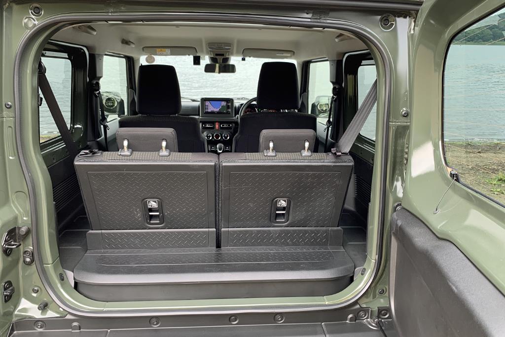 バックドアは横開き。開口部はスクエアに切り取られている