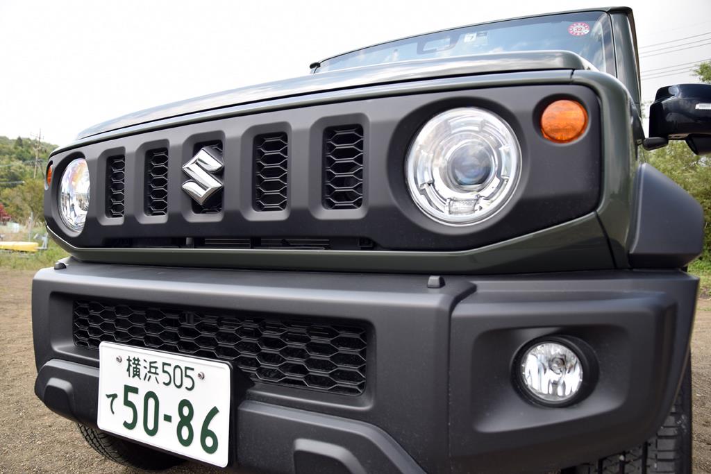 大型バンパー、個性的なグリルと丸形ヘッドランプ。JCグレードはランプウォッシャー付き