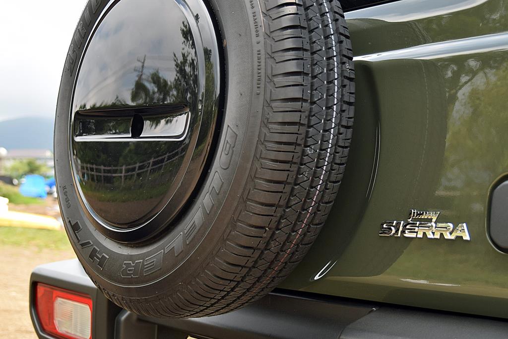 「JimnySIERRA」のプレートとスペアタイヤ