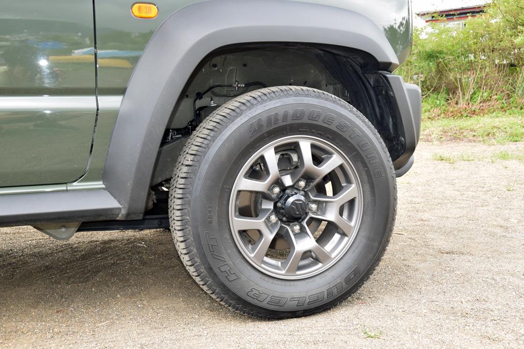 偏平率80％の15インチタイヤ。台形のホイールアーチはタイヤ交換など整備がしやすい