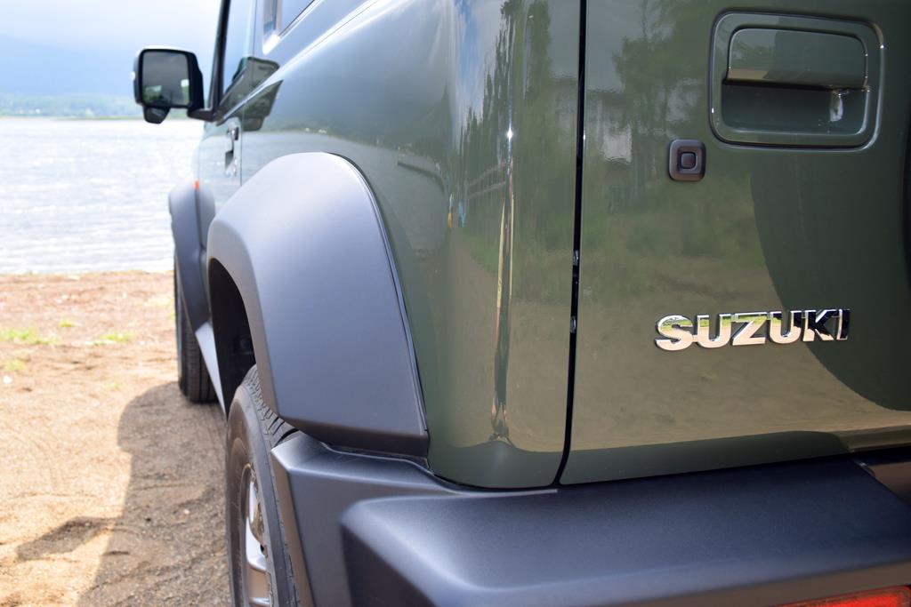 ワイドで力強いオーバーフェンダーは、シエラの特徴の一つ