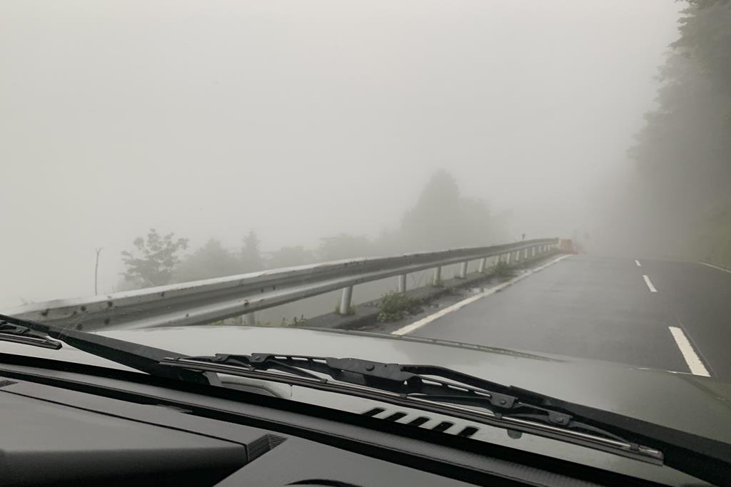 濃霧に包まれた帰りの三国峠周辺（実際の視界は写真よりも悪い）。この辺では日常茶飯事だ