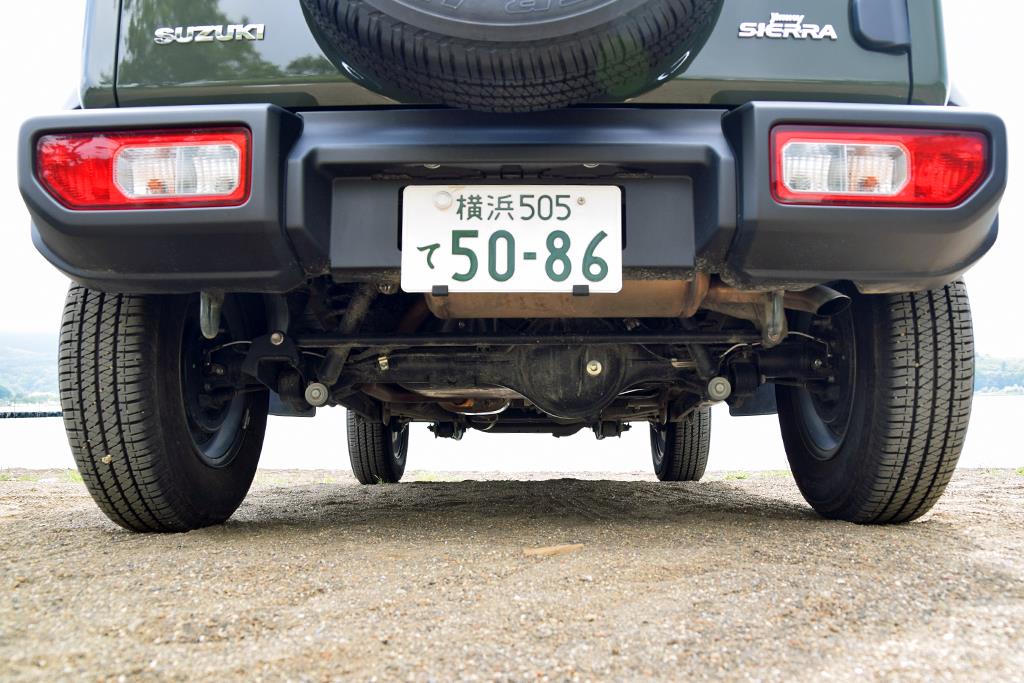 最大210mmの対地クリアランス。リジッドサスを採用しているため、左右輪を繋ぐアクスル（軸）ハウジングが見える