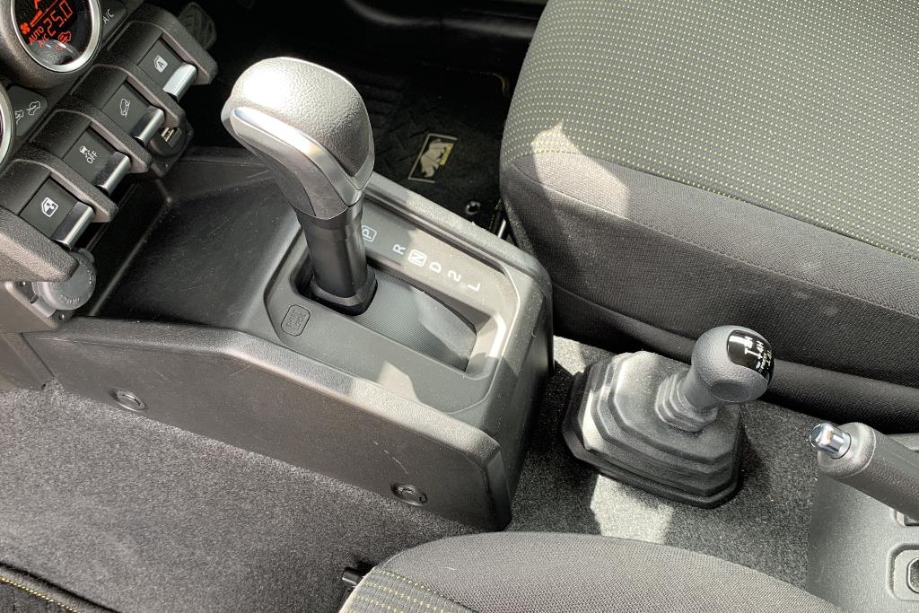 試乗車は4速AT車だった。すぐ横には副変速機を操作するトランスファーレバーがある