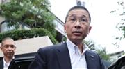 自宅前で報道陣の囲み取材に応じる日産自動車の西川広人社長＝９日午前、東京都（佐藤徳昭撮影）