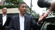 自宅前で報道陣の囲み取材に応じる日産自動車の西川広人社長＝９日午前、東京都（佐藤徳昭撮影）