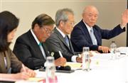記者会見するアスクルの独立役員会の戸田一雄独立社外取締役（右端）ら＝７月２３日、東京都中央区（植村光貴撮影）