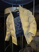 スパイバーとゴールドウインが共同開発した「ムーン・パーカ」