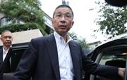 ９日午前、自宅前で報道陣の取材に応じる日産自動車の西川広人社長