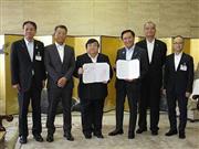 「災害時における帰宅困難者支援に関する協定」を結んだ伊坂理事長（中央左）と黒岩神奈川県知事（同右）