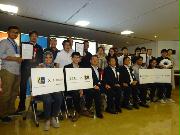 大田区内の町工場とベンチャー企業との連携支援の認定証を手にするベンチャー企業の経営者たち＝東京都大田区の荏原製作所本社（松村信仁撮影）