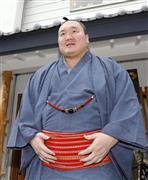 日本国籍を取得し、取材に応じる横綱白鵬関＝３日、東京都墨田区