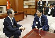 福島県庁で内堀雅雄知事（左）と会談する小泉環境相＝１２日午後