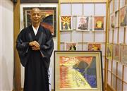 福井県美浜町の徳賞寺で、自作の絵画と並ぶ元演歌歌手の鷲崎孝二さん