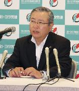 記者会見する全トヨタ労働組合連合会の鶴岡光行会長＝１３日午前、名古屋市