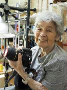 「どうしたら面白い写真が撮れるかを考える毎日が楽しい」と語る西本喜美子さん＝熊本市の自宅の撮影スタジオ（頼永博朗撮影）